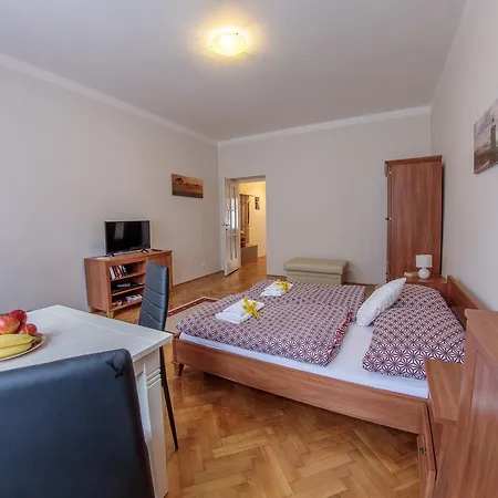 Bright 2 Bedroom At City Center פראג