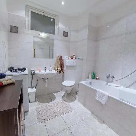 Bright 2 Bedroom At City Center Daire Prag