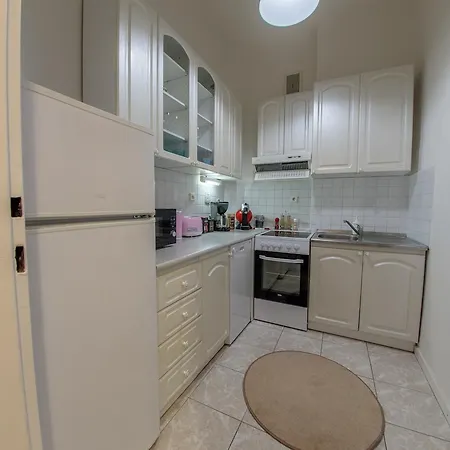Bright 2 Bedroom At City Center Daire