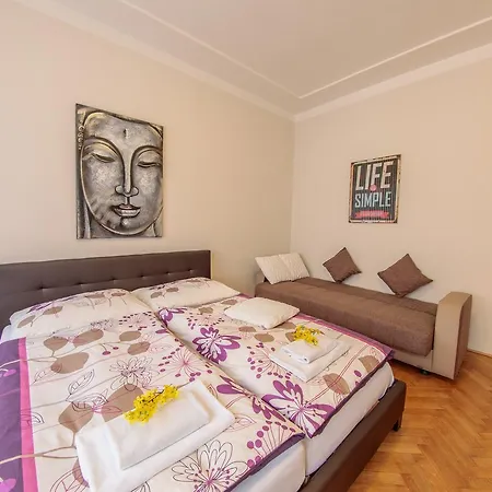 Daire Bright 2 Bedroom At City Center Prag