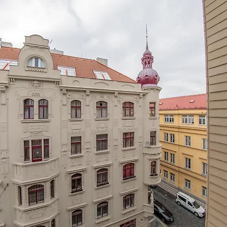 Bright 2 Bedroom At City Center Daire