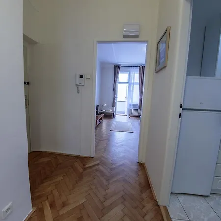 Bright 2 Bedroom At City Center *