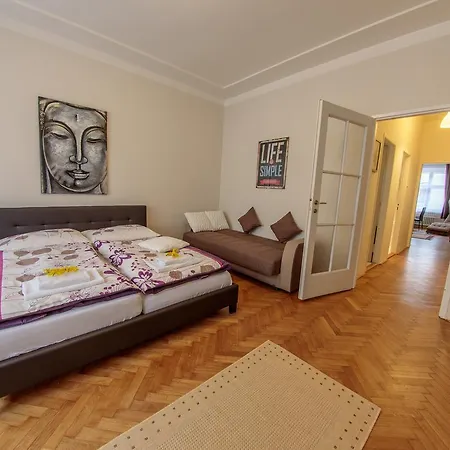 Bright 2 Bedroom At City Center