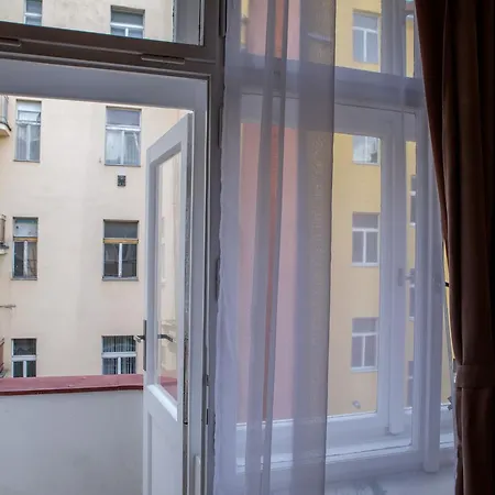 Bright 2 Bedroom At City Center Prag