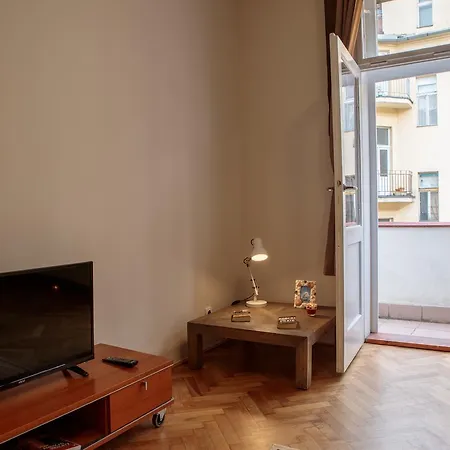 Bright 2 Bedroom At City Center