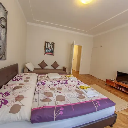 Bright 2 Bedroom At City Center *