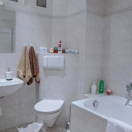 Bright 2 Bedroom At City Center *