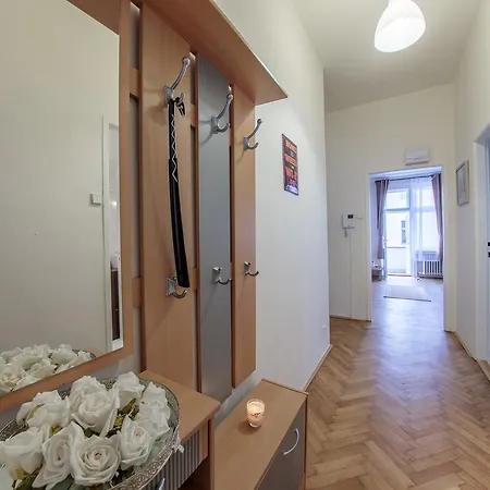 Bright 2 Bedroom At City Center *