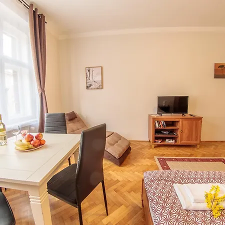 Bright 2 Bedroom At City Center
