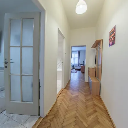 Bright 2 Bedroom At City Center