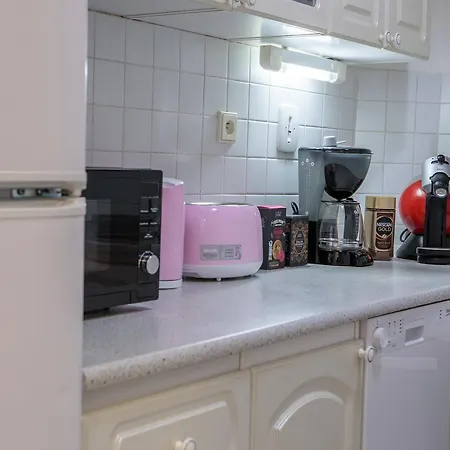Bright 2 Bedroom At City Center